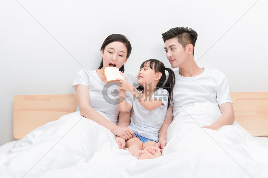 一家人躺在床上吃早餐图片素材免费下载
