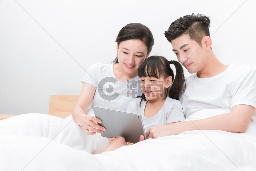 一家人躺在床上看电影图片素材免费下载