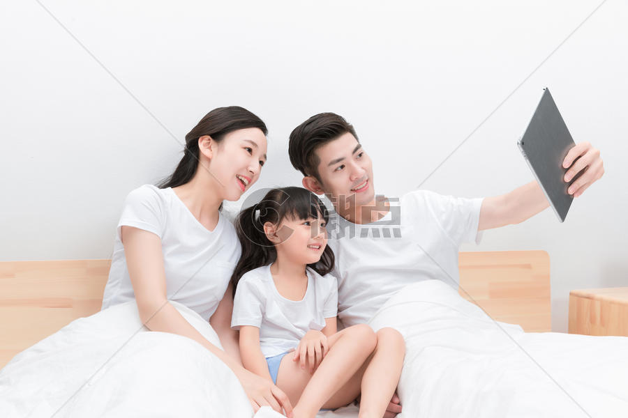 一家人躺在床上自拍图片素材免费下载