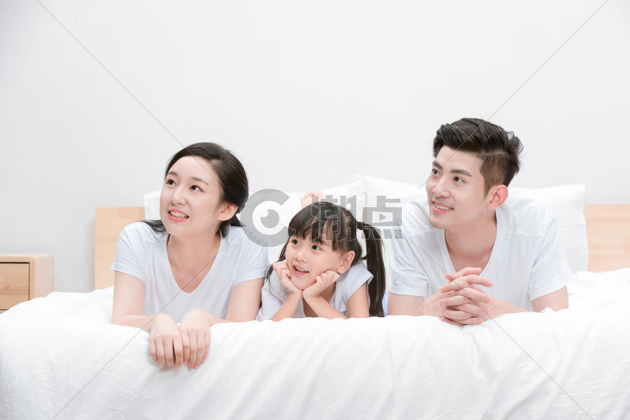 在床上幸福的一家人图片素材免费下载