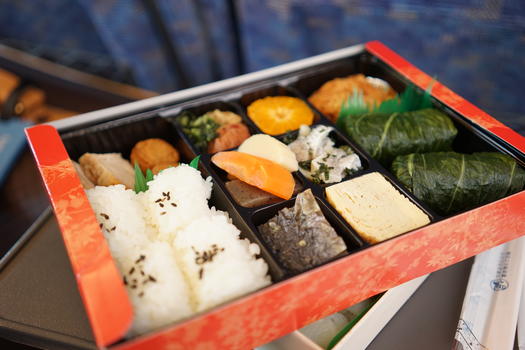 日本jr线上的盒饭寿司图片素材免费下载