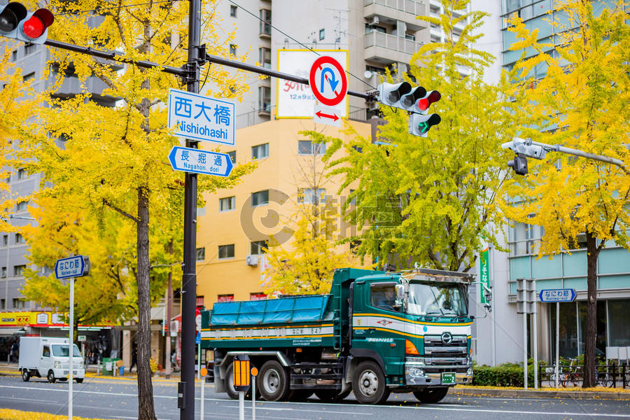 日本街道秋景图片素材免费下载