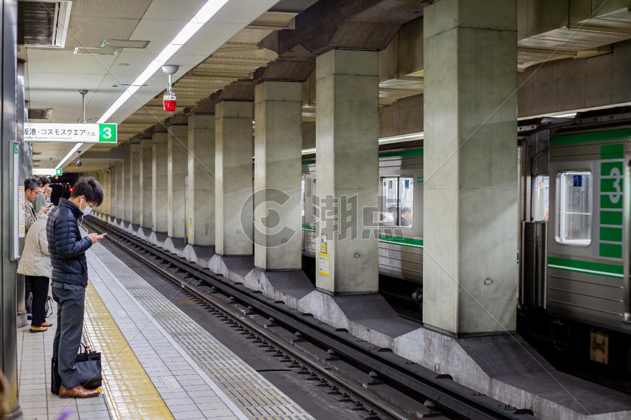 日本等候地铁图片素材免费下载