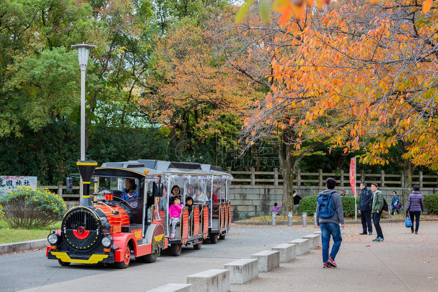 日本大阪城公园秋景小火车图片素材免费下载