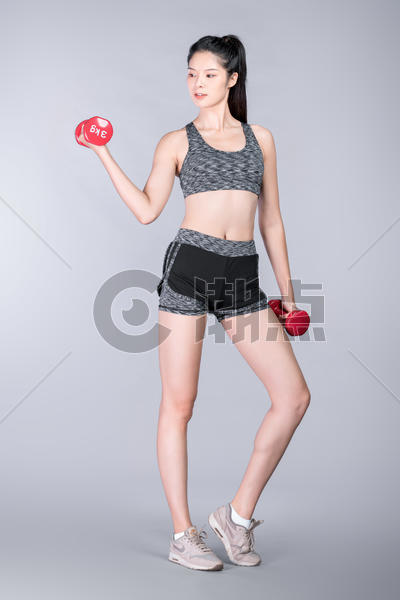 运动健身举哑铃的年轻美女图片素材免费下载