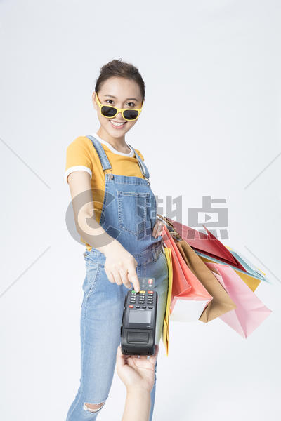 女性信用卡购物图片素材免费下载