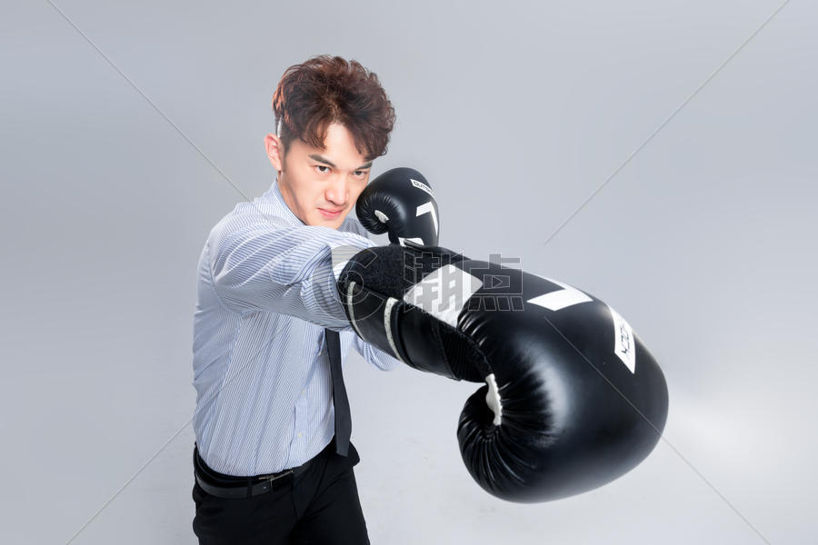 年轻商务男子戴着拳击手套图片素材免费下载