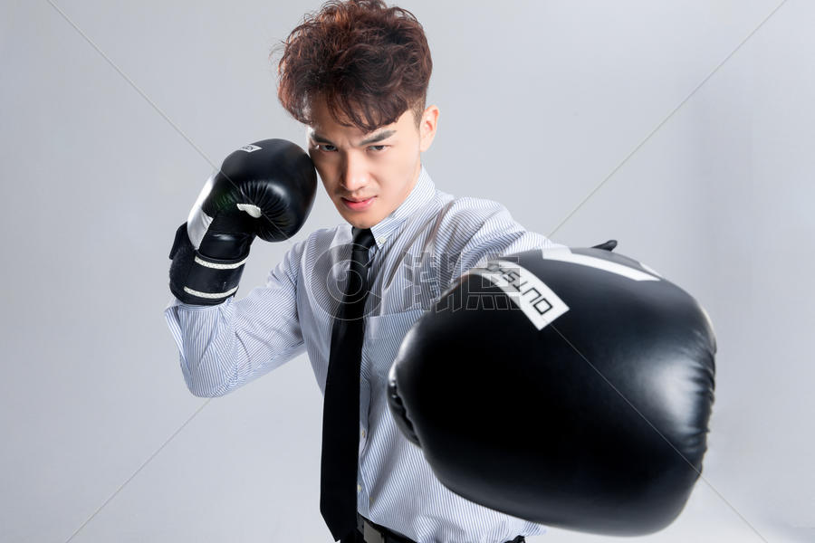 年轻商务男子戴着拳击手套图片素材免费下载