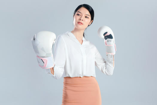 年轻商务女子戴着拳击手套图片素材免费下载