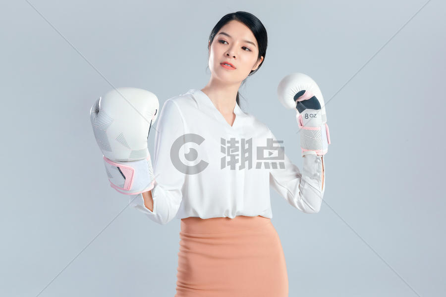 年轻商务女子戴着拳击手套图片素材免费下载