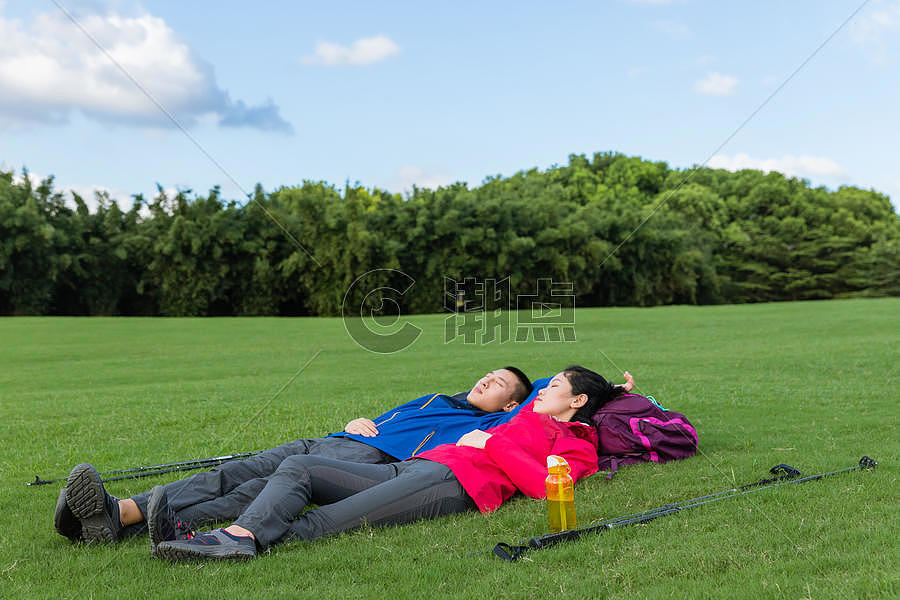 户外远足情侣睡觉图片素材免费下载