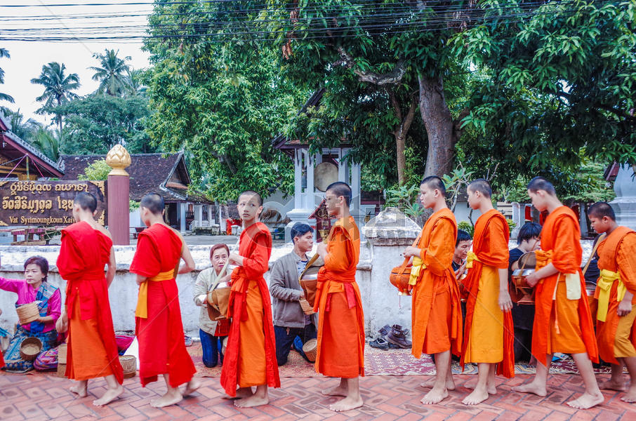 老挝琅勃拉邦布施仪式图片素材免费下载