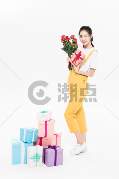 收到玫瑰花和礼物的女生图片素材免费下载