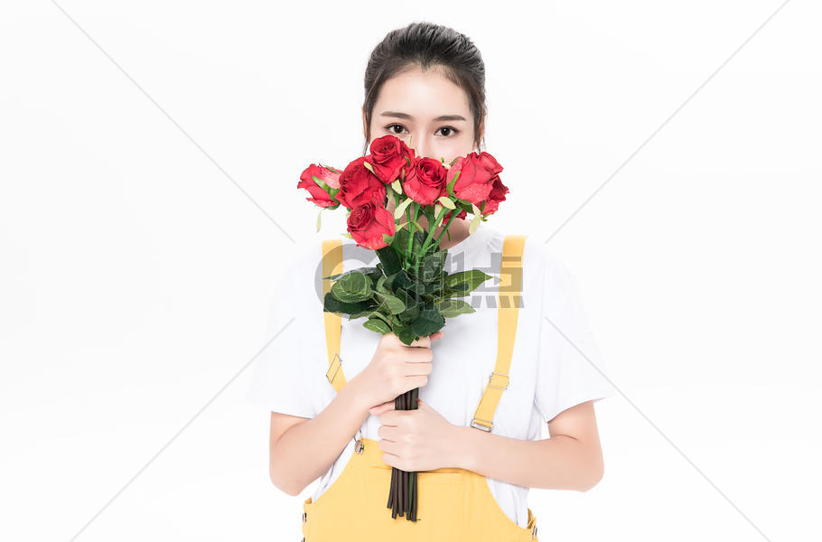 手拿玫瑰的美女图片素材免费下载