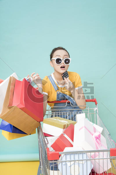 女性购物信用卡图片素材免费下载