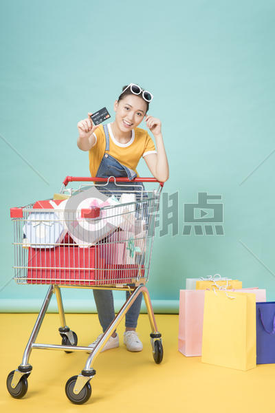 女性购物信用卡图片素材免费下载