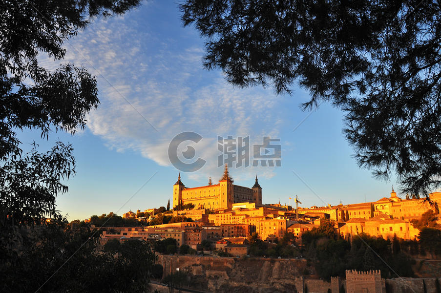 秋天夕阳下金色的托莱多阿尔卡萨尔城堡图片素材免费下载