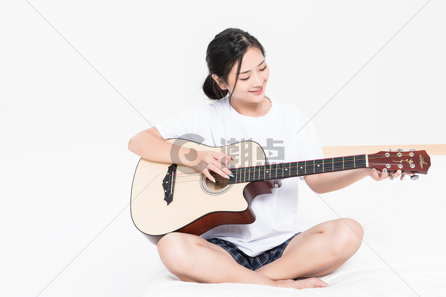 女生弹吉他图片素材免费下载