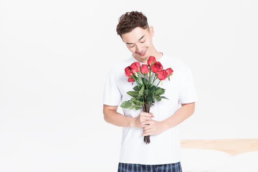 手拿玫瑰花的男生图片素材免费下载