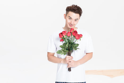 手拿玫瑰花的男生图片素材免费下载