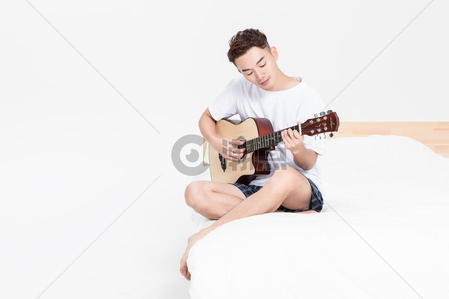 会弹吉他的男生图片素材免费下载