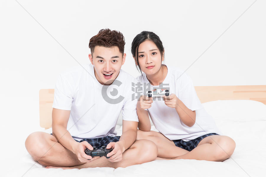 一起玩游戏机的情侣图片素材免费下载