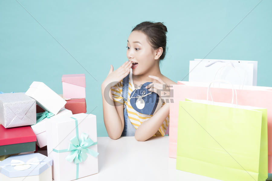 女性购物礼物图片素材免费下载