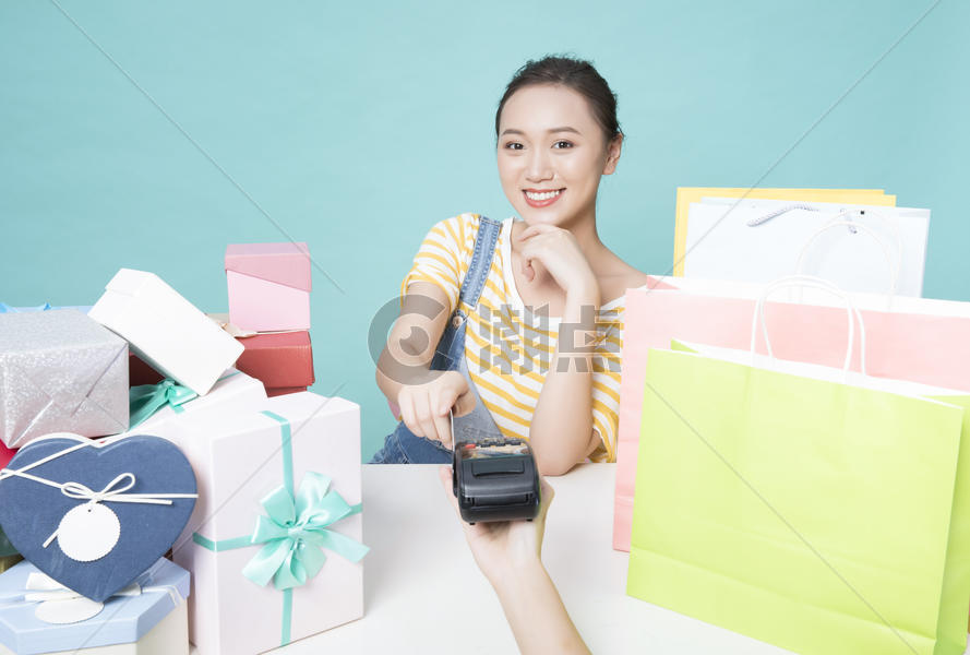 女性购物刷卡图片素材免费下载