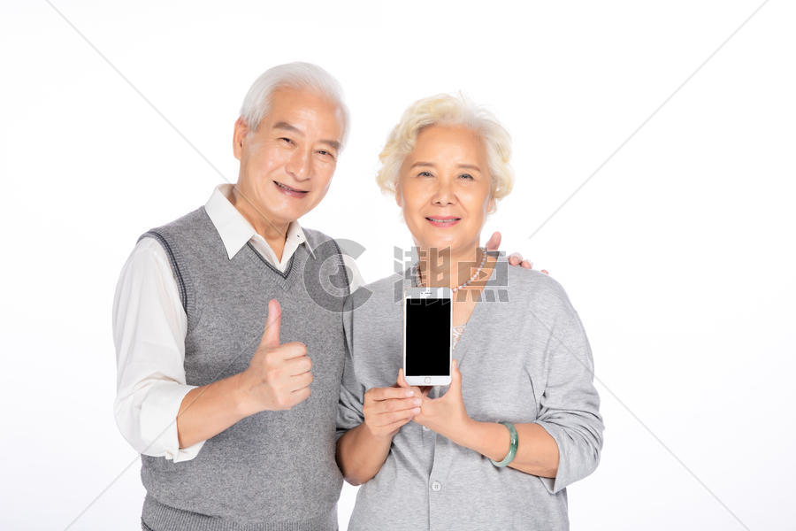 老年夫妻手拿手机图片素材免费下载