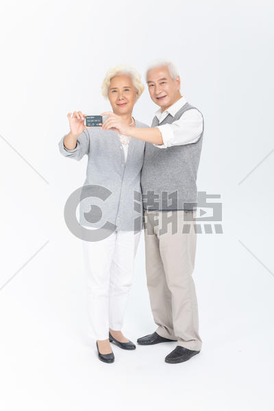 老年人拿银行卡图片素材免费下载