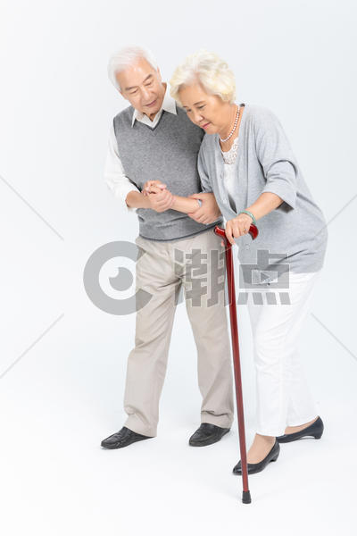 老年夫妇拐杖搀扶图片素材免费下载
