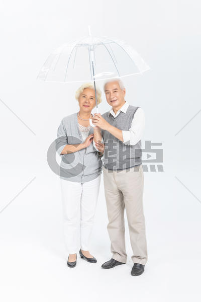 老年夫妻打伞图片素材免费下载