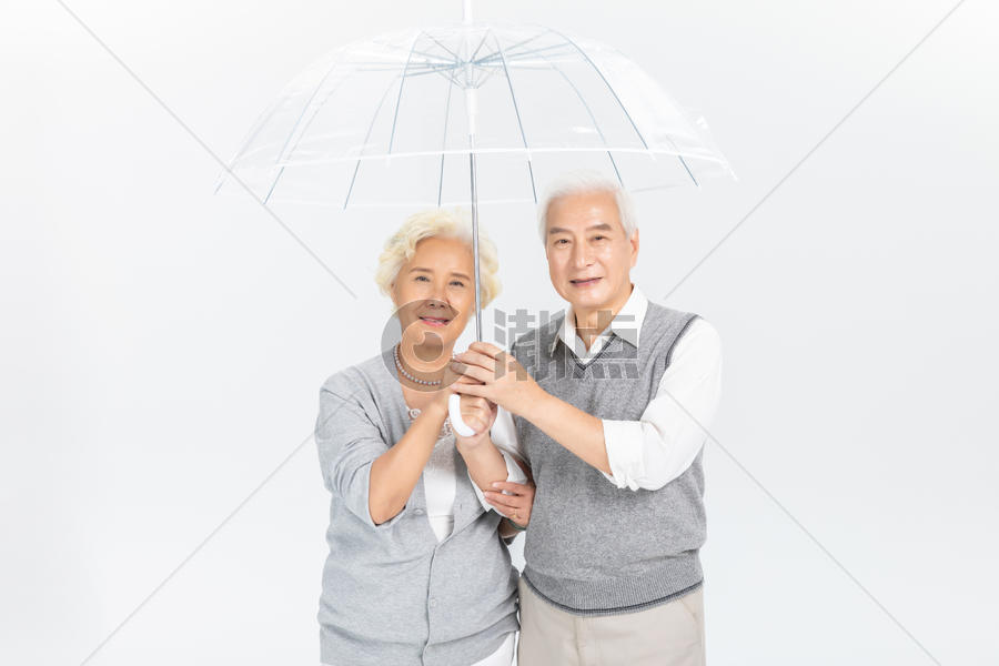 老年人打伞图片素材免费下载