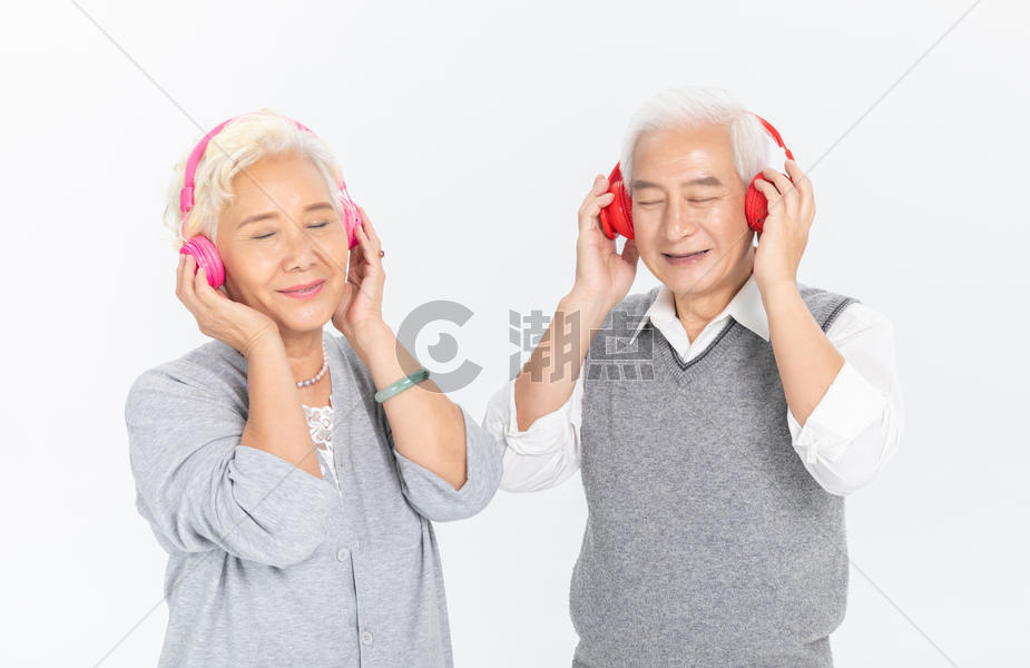 老年人戴耳机听歌图片素材免费下载