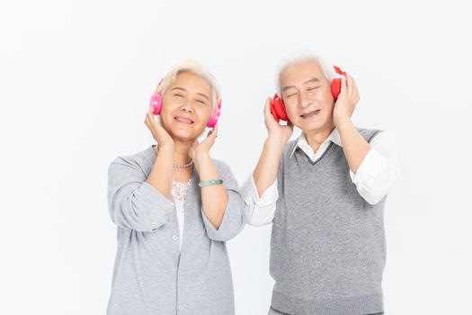 老年人戴耳机听歌图片素材免费下载