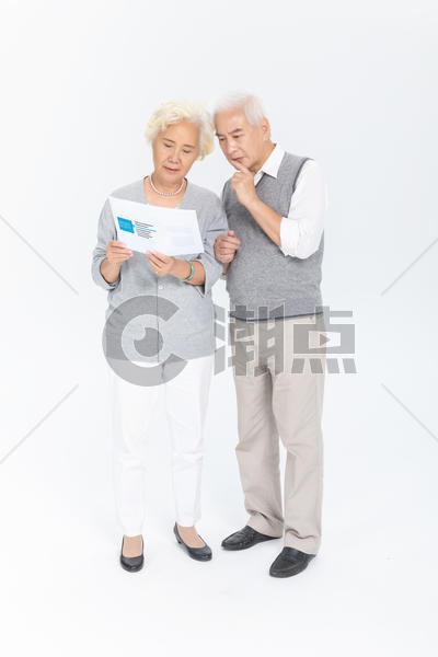 老年夫妻选择保险图片素材免费下载