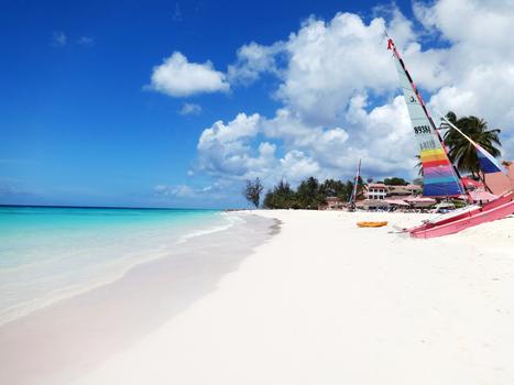 巴巴多斯美丽迷人的白沙滩图片素材免费下载