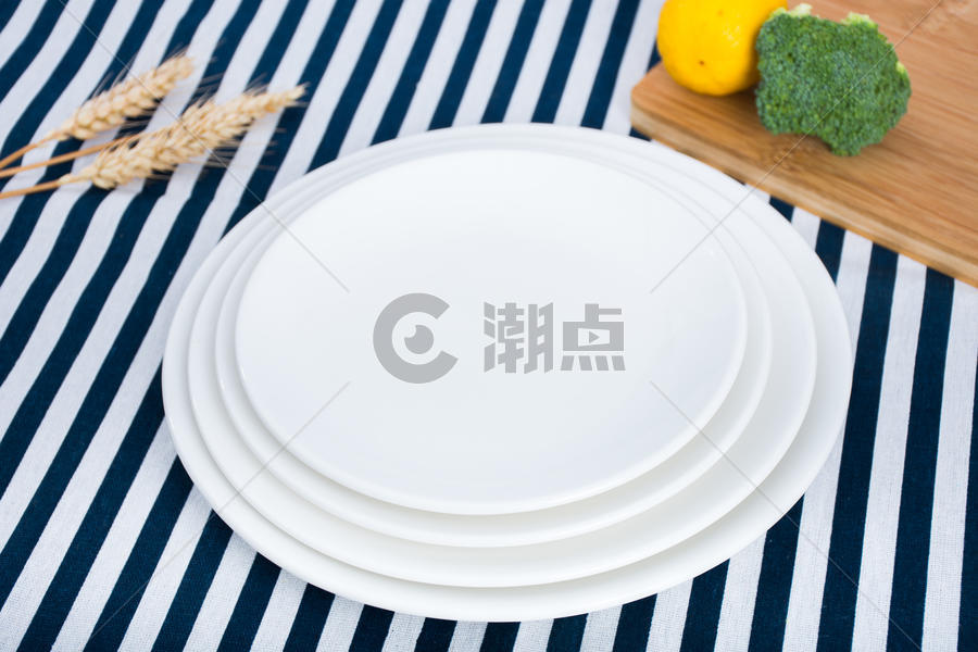 白色瓷器餐盘的色彩搭配图片素材免费下载