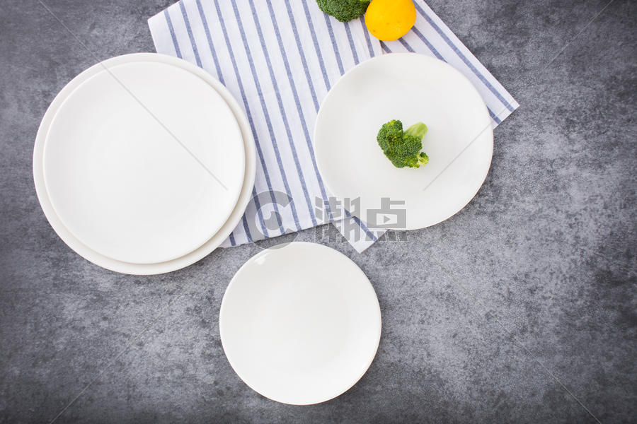 白色瓷器餐盘空盘图片素材免费下载