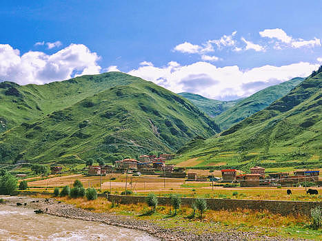 川西山峦河流间的藏族村庄图片素材免费下载