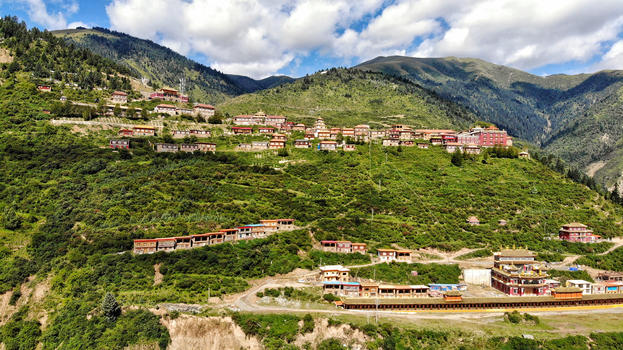 川西沿山而建的藏族村落图片素材免费下载