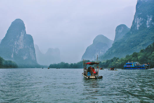 春日微雨中的桂林漓江竹筏漂流图片素材免费下载