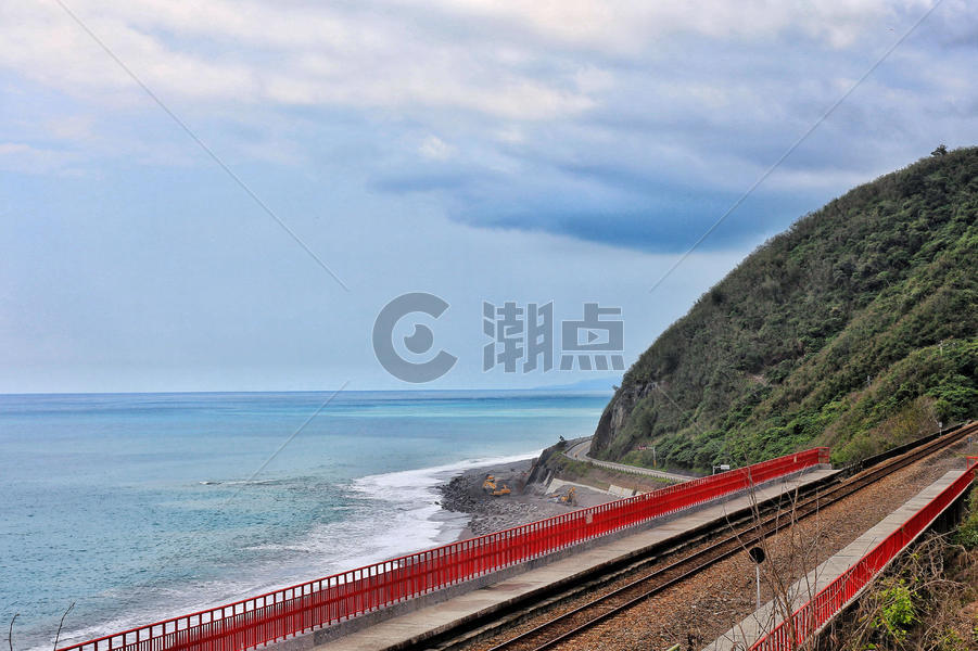 台湾最美多良车站的铁轨和太平洋图片素材免费下载