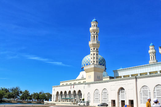 亚庇海边矗立的清真寺图片素材免费下载