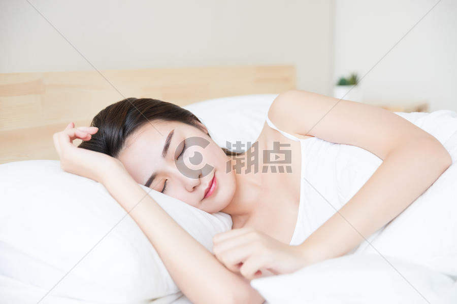 年轻美女床上睡觉图片素材免费下载