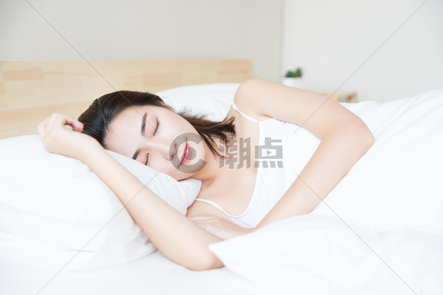 年轻美女床上睡觉图片素材免费下载