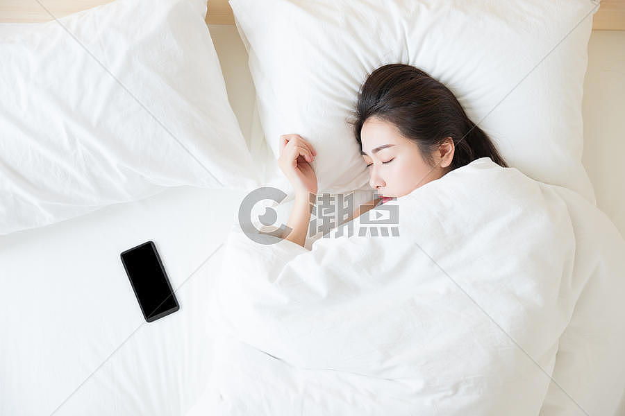 年轻女性睡觉与手机图片素材免费下载