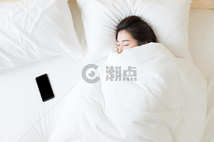 年轻女性睡觉与手机图片素材免费下载