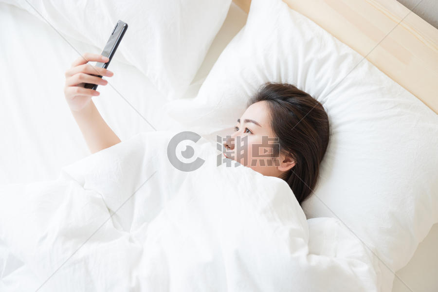 年轻女性睡觉看手机图片素材免费下载
