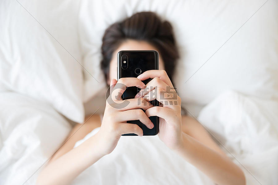 年轻女性睡觉看手机图片素材免费下载